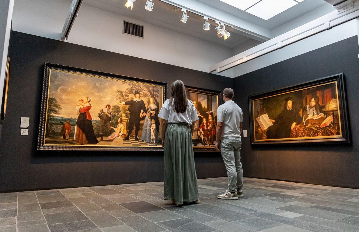 2 people looking at some art pieces in a Bruges museum
